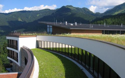 Gründach des Hotels Intercontinental im bayerischen Berchtesgaden