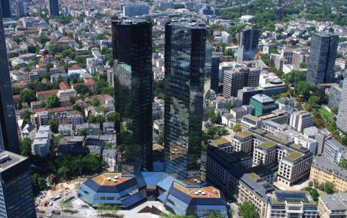 Blick auf das begrünte Dach des Firmensitzes der Deutschen Bank in Frankfurt am Main