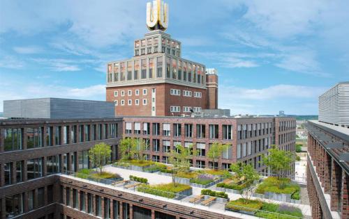 Die Dachbegrünung des Verwaltungsgebäudes des Dortmunder U in Dortmund
